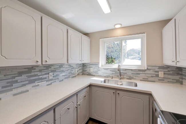 Photo - Sugarhouse -  2 Bed 1 Bath 1 Covered Parking Unidad 22