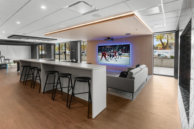 resident lounge - 1274 Devonshire Av