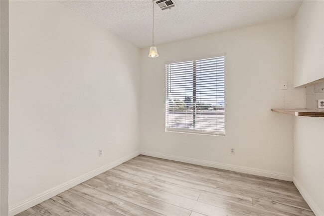 Photo - Stunning Recently Updated, 2 Bedroom Unit! ** MOVE-IN SPECIAL!! HALF OFF FIRST MONTH'S RENT!! ** Unit 3