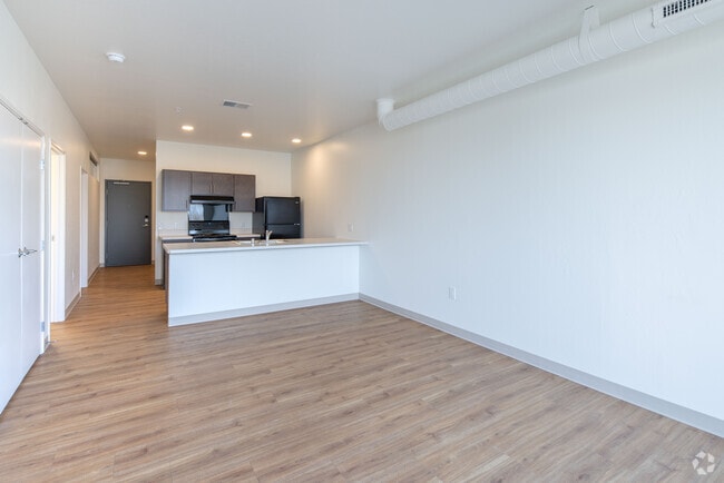 2BR, 1BA - 914SF