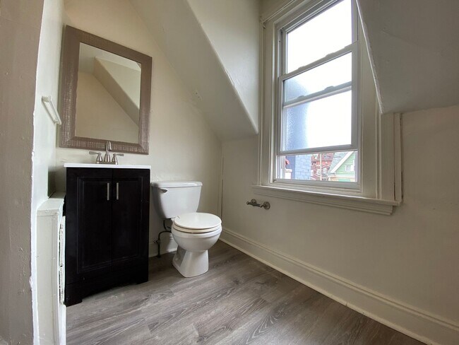 Photo - Stunning Two Bedroom in Oakland! One Off-S... Unit 03