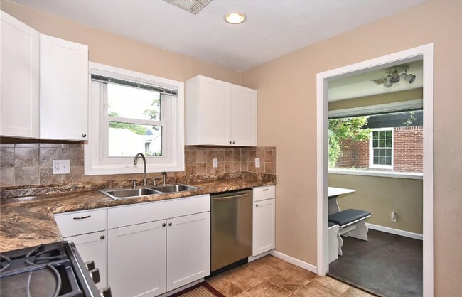Photo - Charming 2 Bed / 1 Bath + Sunroom/Breakfas...