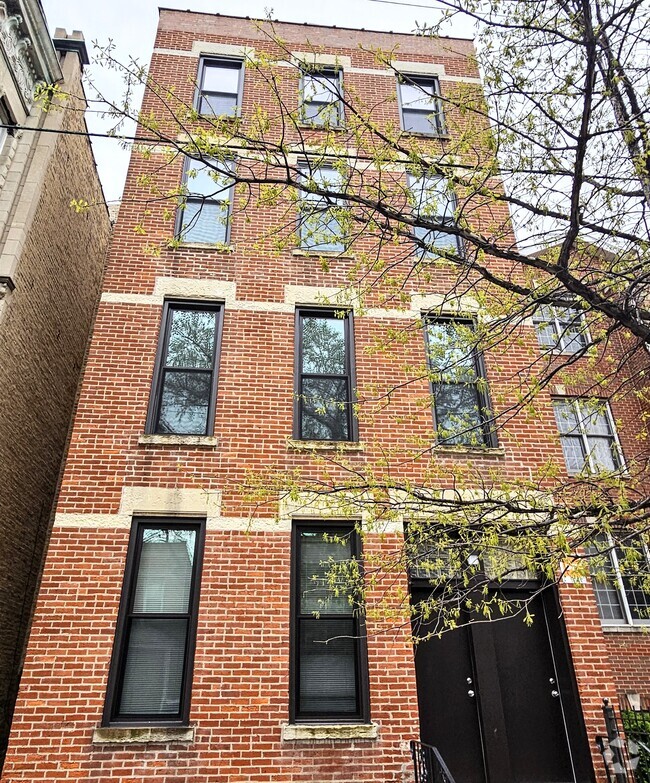Building Photo - 1415 W Erie St Rental