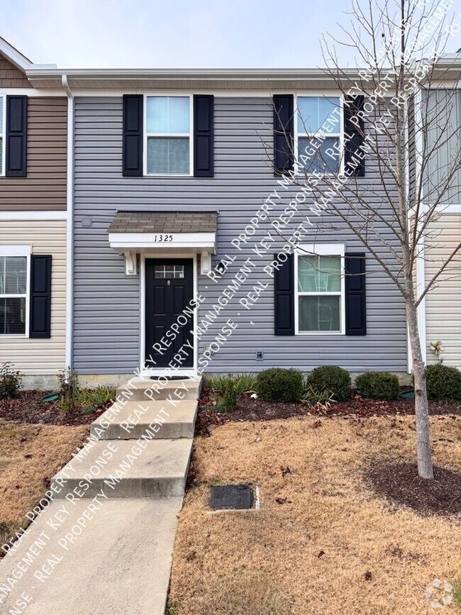 Building Photo - Lovely 3 bedroom 2.5 bath townhome close t...