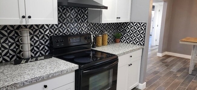 Photo - 105 N Los Robles Dr