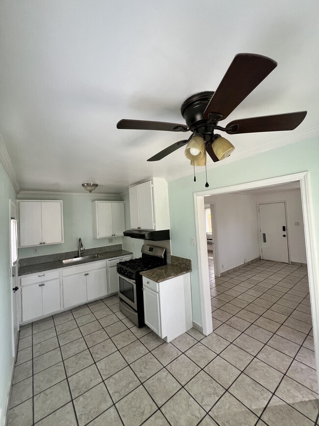 Kitchen - 218 N Florence St Unit 218