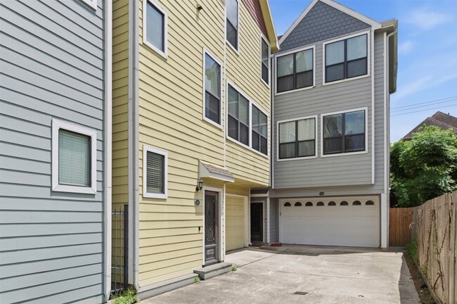 Photo - 214 W 28th St
