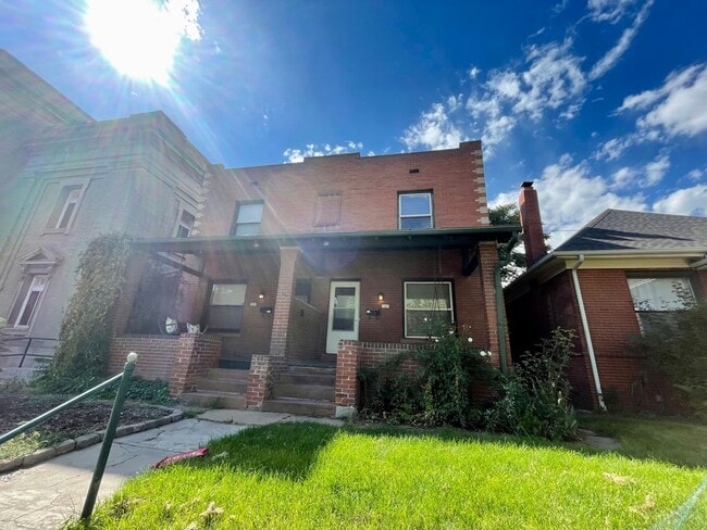 Building Photo - $0 DEPOSIT OPTION! CHARMING 2-STORY, 3 BED 2 BATH TOWNHOME IN WEST WASH PARK