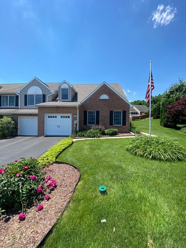 Photo - Beautiful 3 BR End Unit Townhouse in Summit Hills!