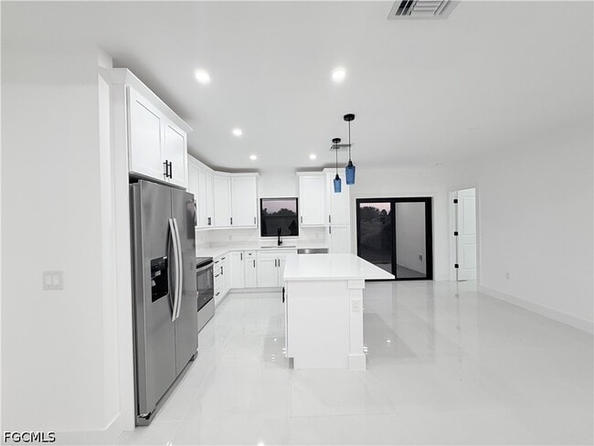 Photo - 844 Millpond St E
