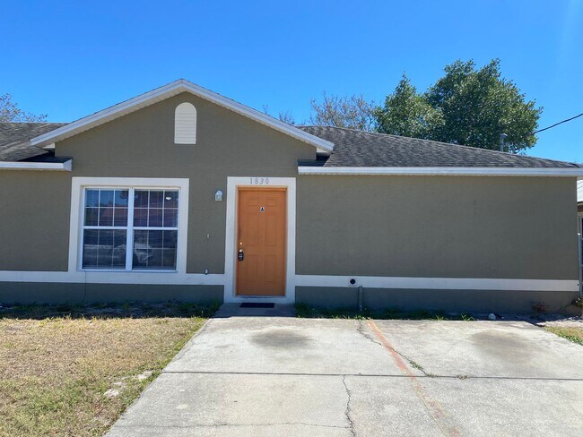 Building Photo - 3 Bedroom, 1 bathroom Duplex Winter Haven!