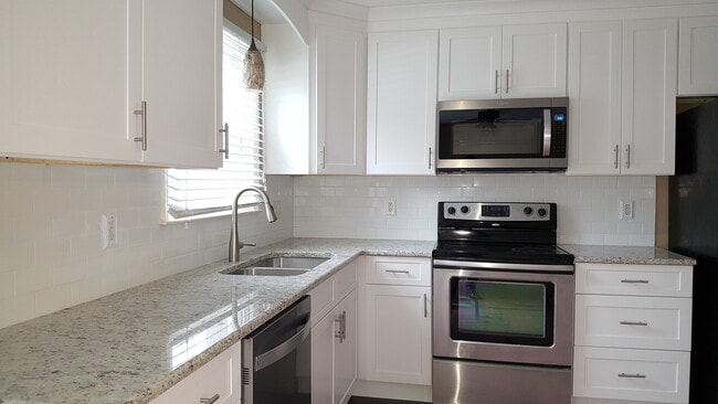 Photo - 405 Spruce Lane