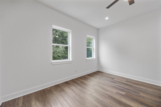 Building Photo - 955 Elkhart St