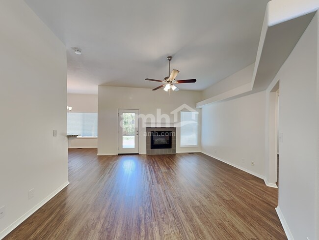 Photo - 956 W State St