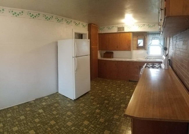 Photo - 106 Block St