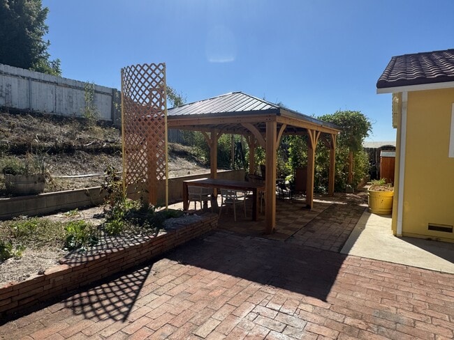 Photo - 1634 Yale St