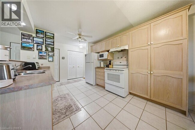 Photo - 612 Grey St Unit 19