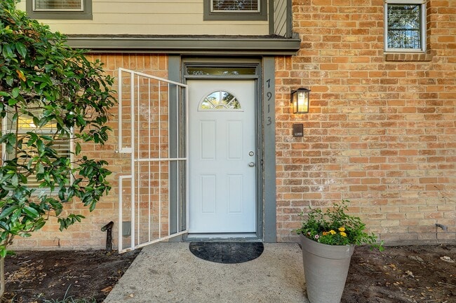 Photo - 7913 Ellinger Ln