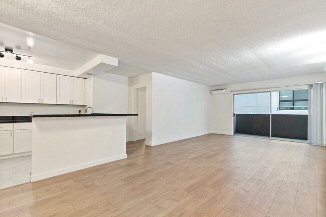 Photo - 642 N West Knoll Dr. Apartments