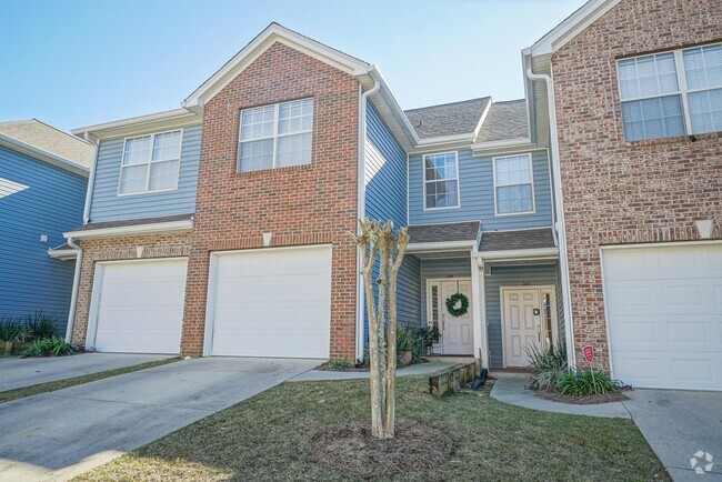 Building Photo - Lovely 3/2.5 Townhome with Garage