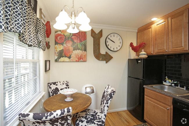 2BR, 1BA - 775 SF - Somerset Apartments