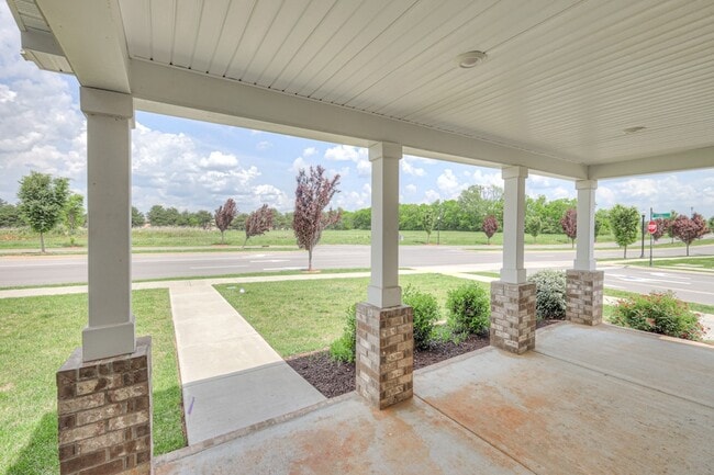 Photo - 531 Swanholme Dr