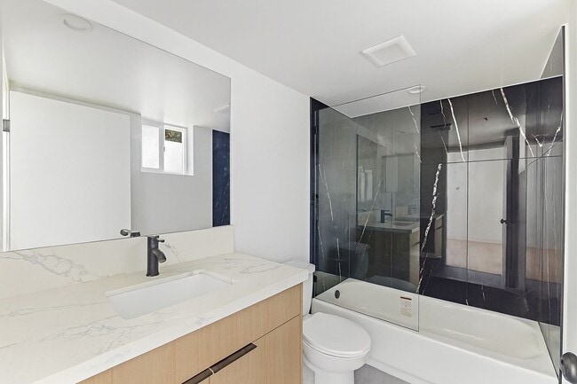 Building Photo - 4511 Rosewood Ave