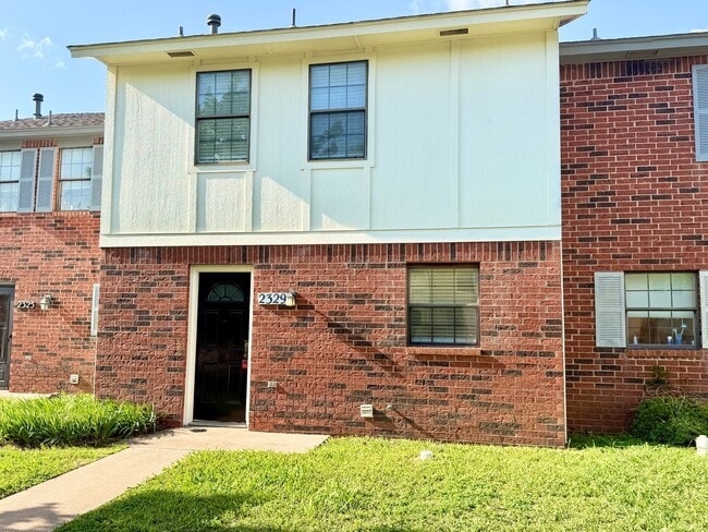 Building Photo - Cute & Close to OU