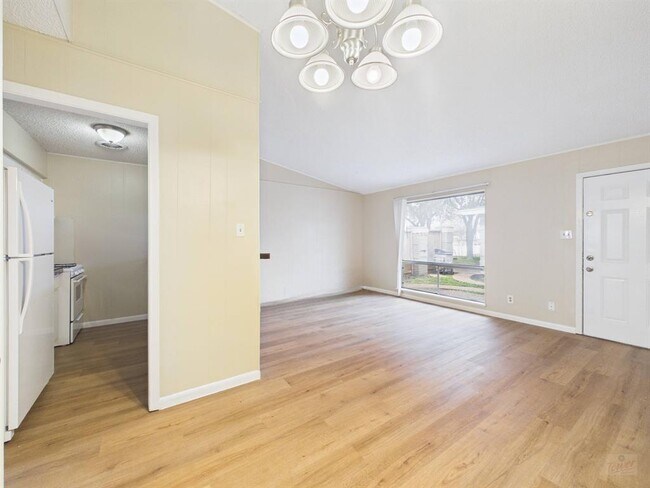 Photo - 616 W 51st St