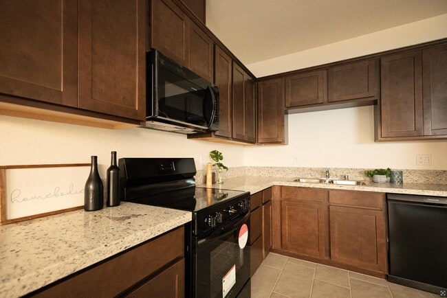 Building Photo - 902 N Olive Ave