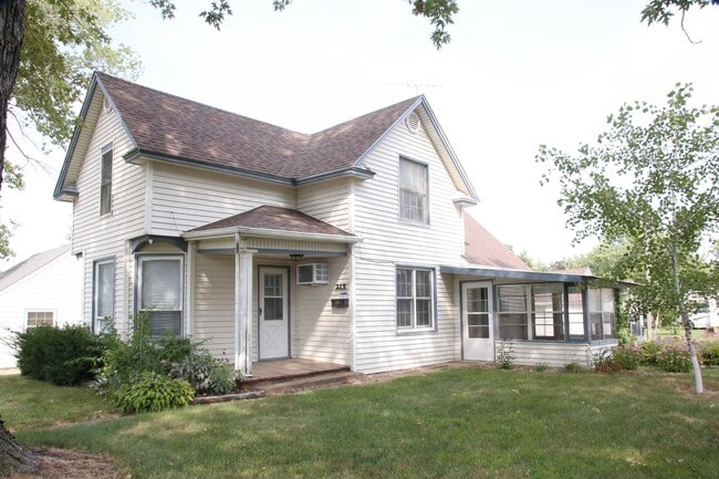 Photo - Rent: $1500 - 4 bed home within walking distance to downtown