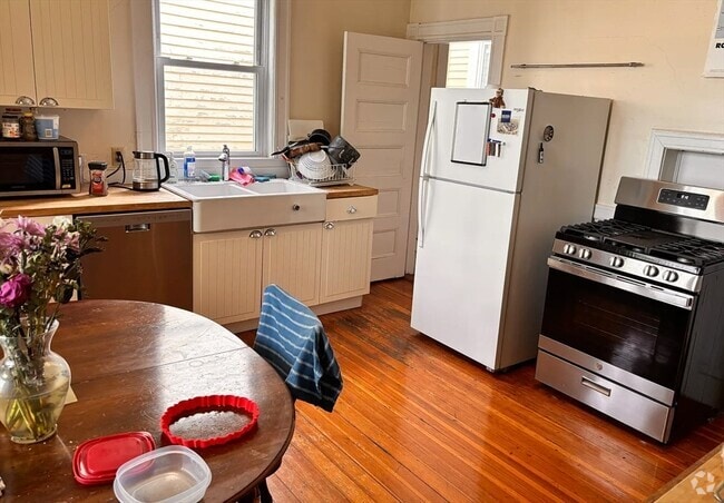 Building Photo - 67 Dana St Unit 5 Rental