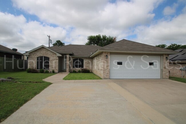 Move-In Ready Gem with Spacious Backyard - Move-In Ready Gem with Spacious Backyard House