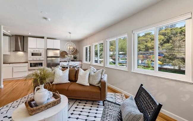 Building Photo - 5825 Thornhill Dr Unit Apartment#1