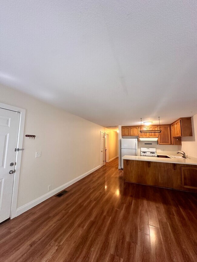 Building Photo - 1219 E St Unit 1219 1/2 E St
