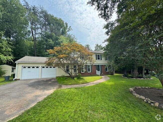 Building Photo - Lovely 4 Bed 3.5 Bath On Single Family Hom... Rental