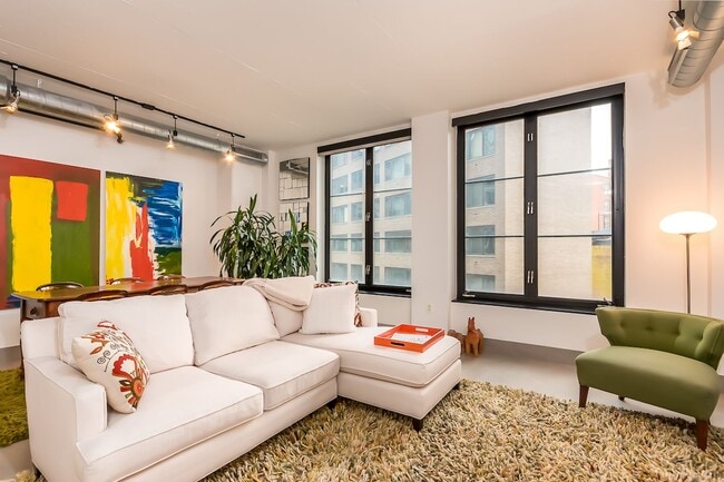 Building Photo - Logan Circle Condo | 1 Bed | 1 Bath | 780 SF | 1 Garage Parking Space Unit 501