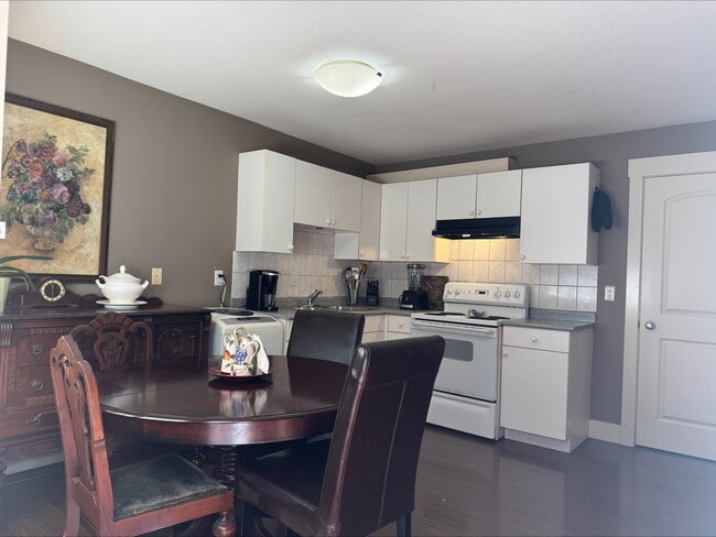 Photo - 8572 Thorpe St