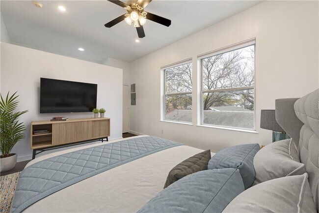 2601 E 7th St Unit 203