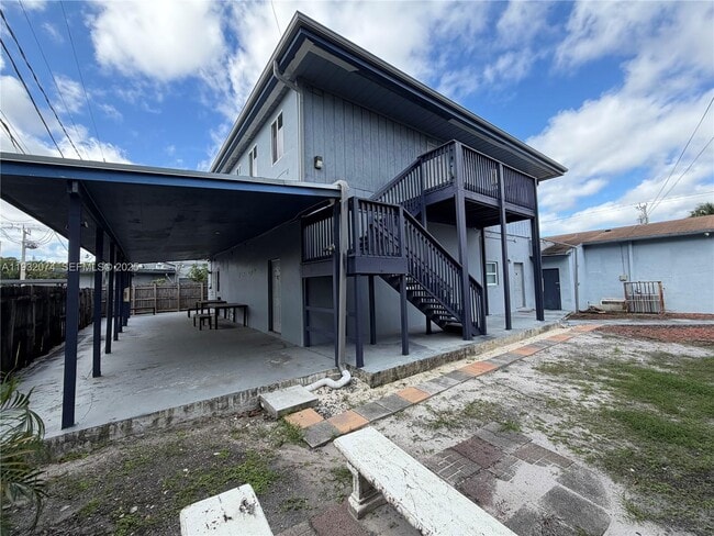 Building Photo - 808 NW 19th St Unit c