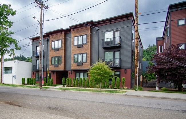 Building Photo - Spacious 2nd Floor 2-Bed in John's Landing... Unit 201