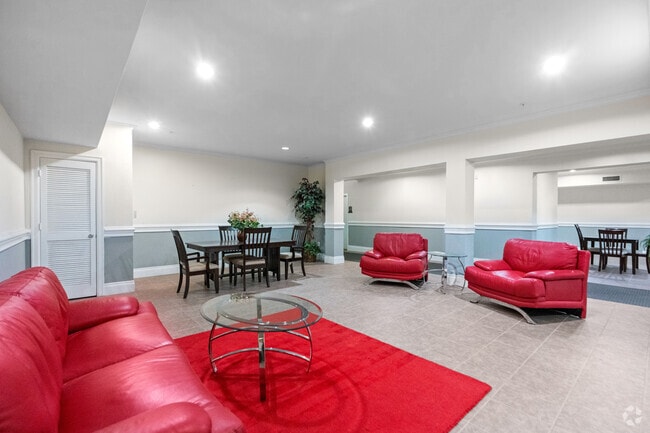 1BR, 1BA - 676SF - Sitting Room
