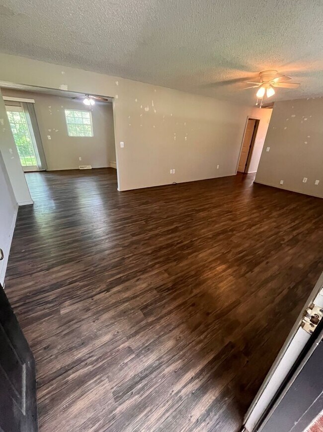 Photo - Brentwood 3 bedroom & 2 bathroom home, Huge Fenced Yard