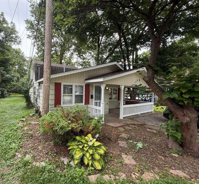 Building Photo - Newly Renovated 2 Bed / 1 Bath Grandview Home with Hardwood Floors & Deck