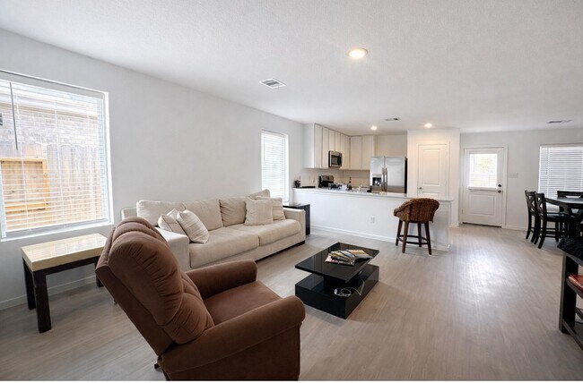 Photo - 21151 Vercelli St