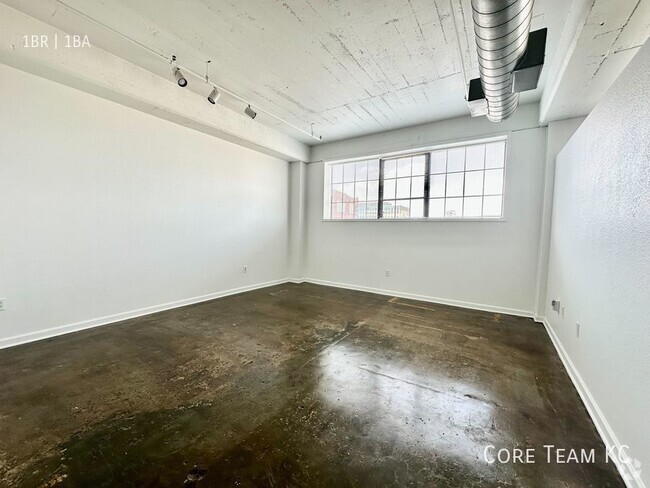 Building Photo - 1 Bedroom Loft Right by the River Market! Unit 405