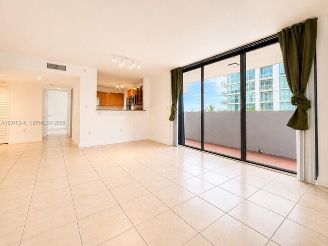 Photo - 555 NE 30th St Unidad 404