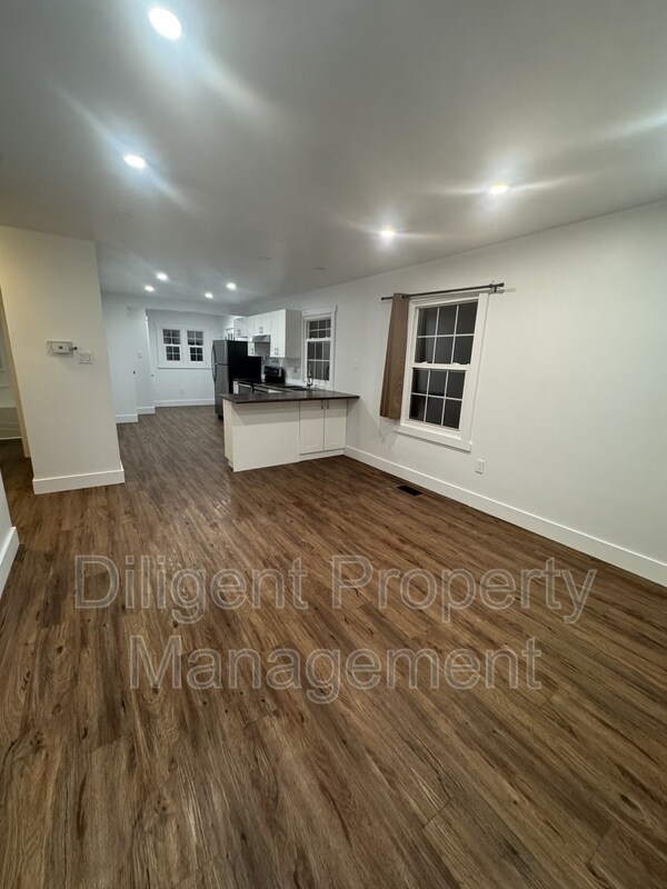 Photo - 736 Stormont St