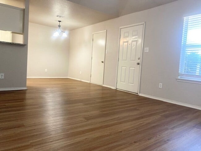 Photo - 305 Schumacher Dr