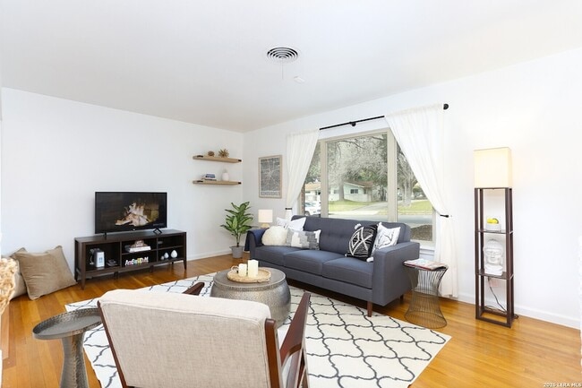 2806 Belvoir Dr